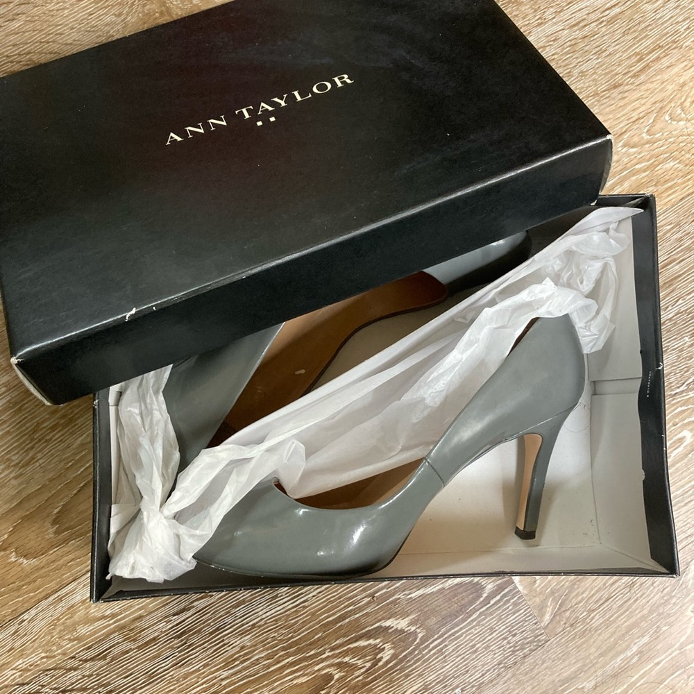 Anne Klein gray pumps - Picture 6 of 7